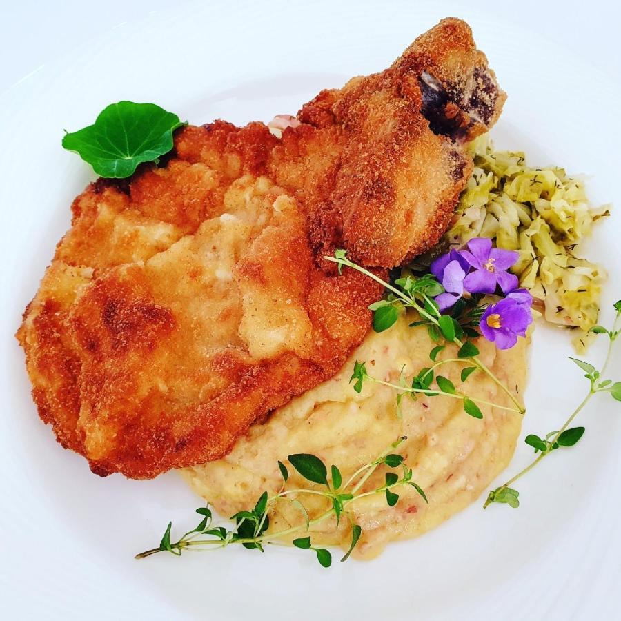 Boutique Odyseja & Spa Ciechocinek Buitenkant foto Schnitzel with mashed potatoes and sauerkraut