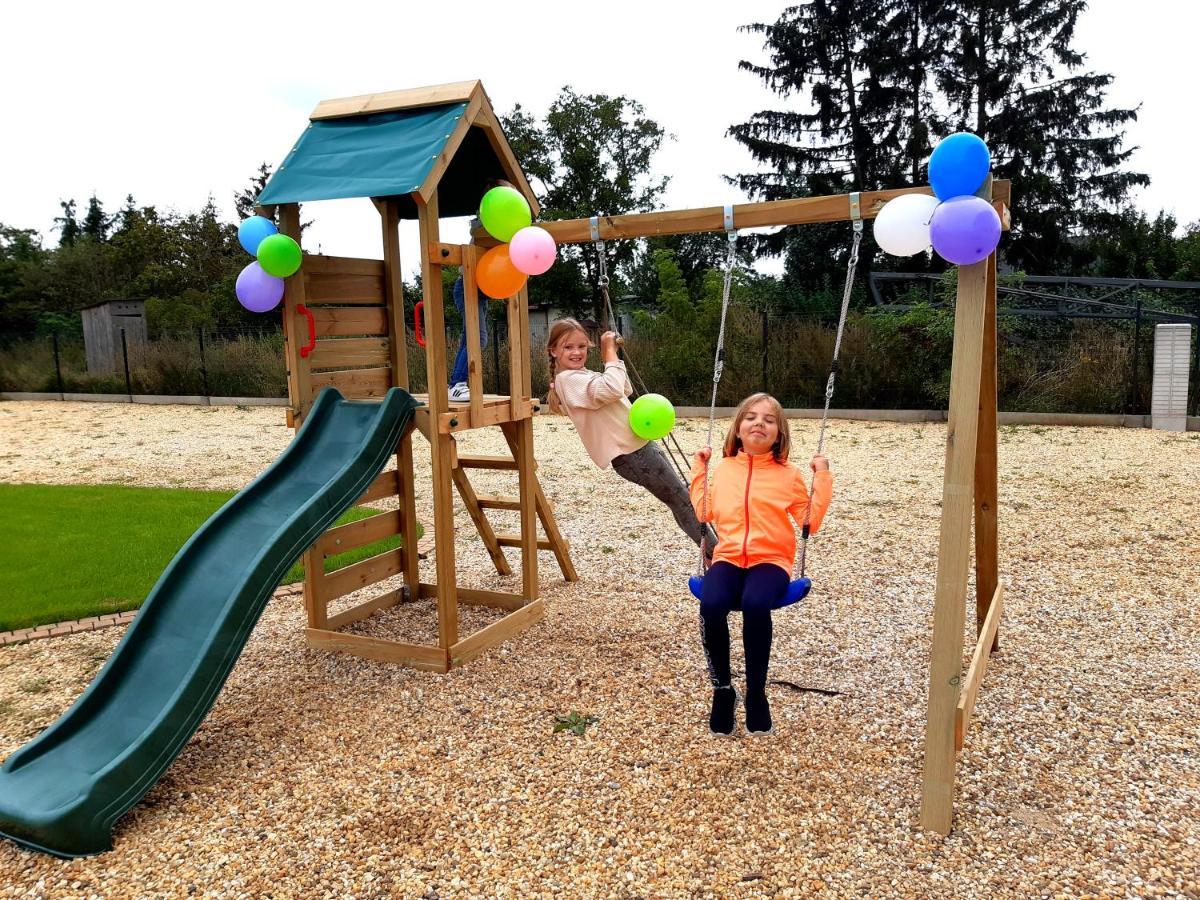 Boutique Odyseja & Spa Ciechocinek Buitenkant foto Children playing on a swing