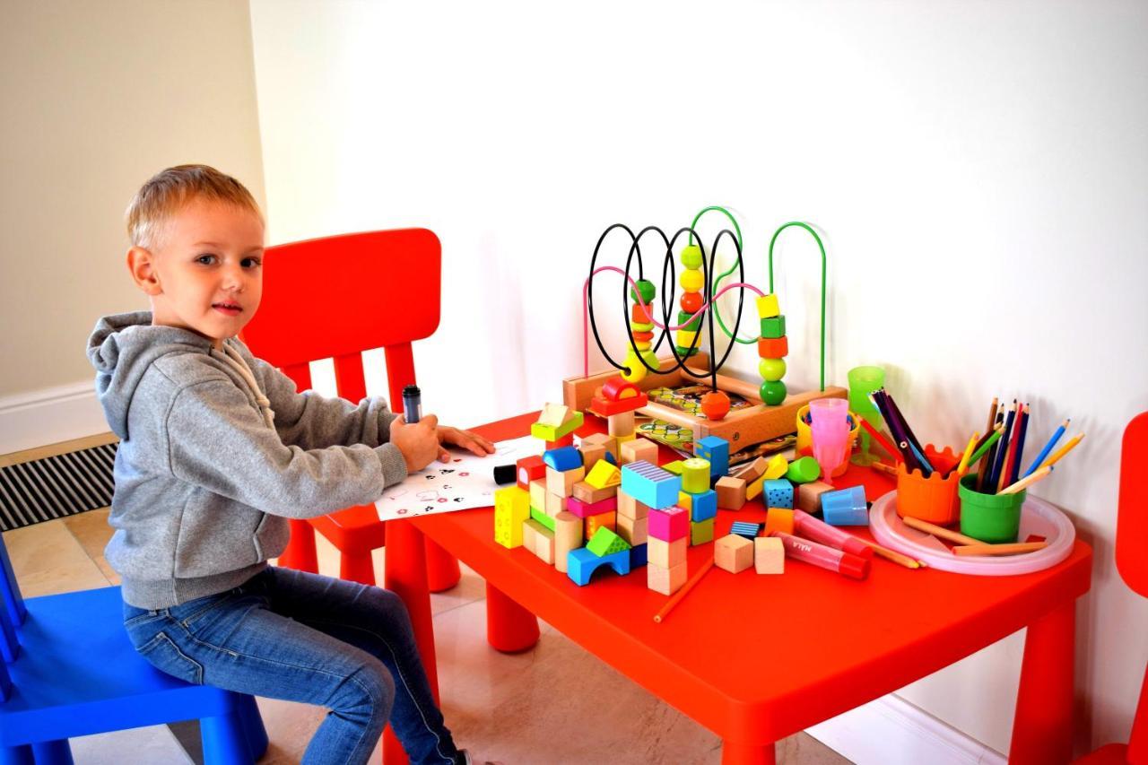 Boutique Odyseja & Spa Ciechocinek Buitenkant foto Child playing with toys