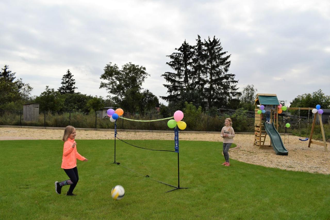 Boutique Odyseja & Spa Ciechocinek Buitenkant foto Children playing balloon tennis