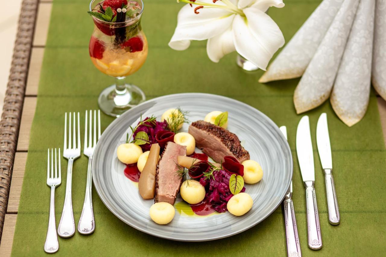 Boutique Odyseja & Spa Ciechocinek Buitenkant foto A duck confit salad