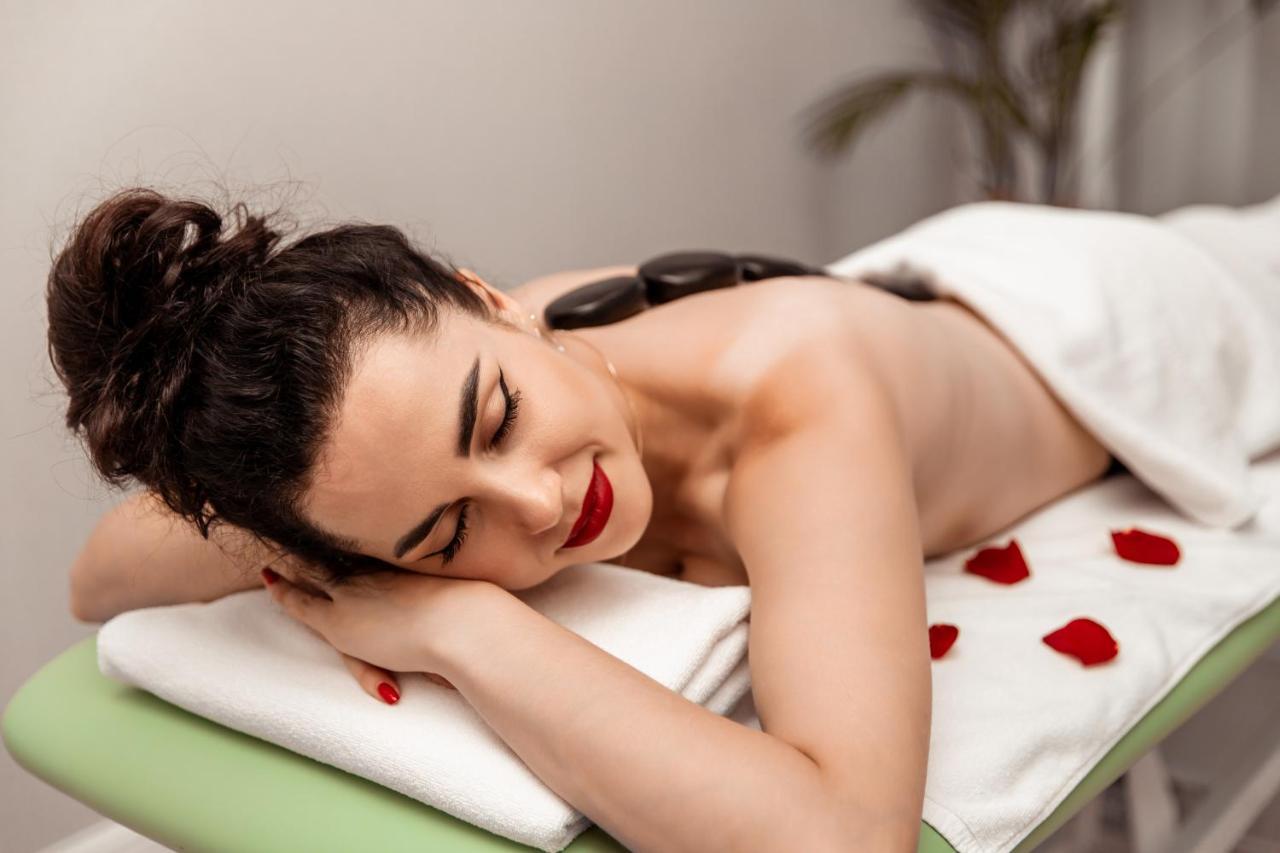 Boutique Odyseja & Spa Ciechocinek Buitenkant foto A woman receiving a hot stone massage
