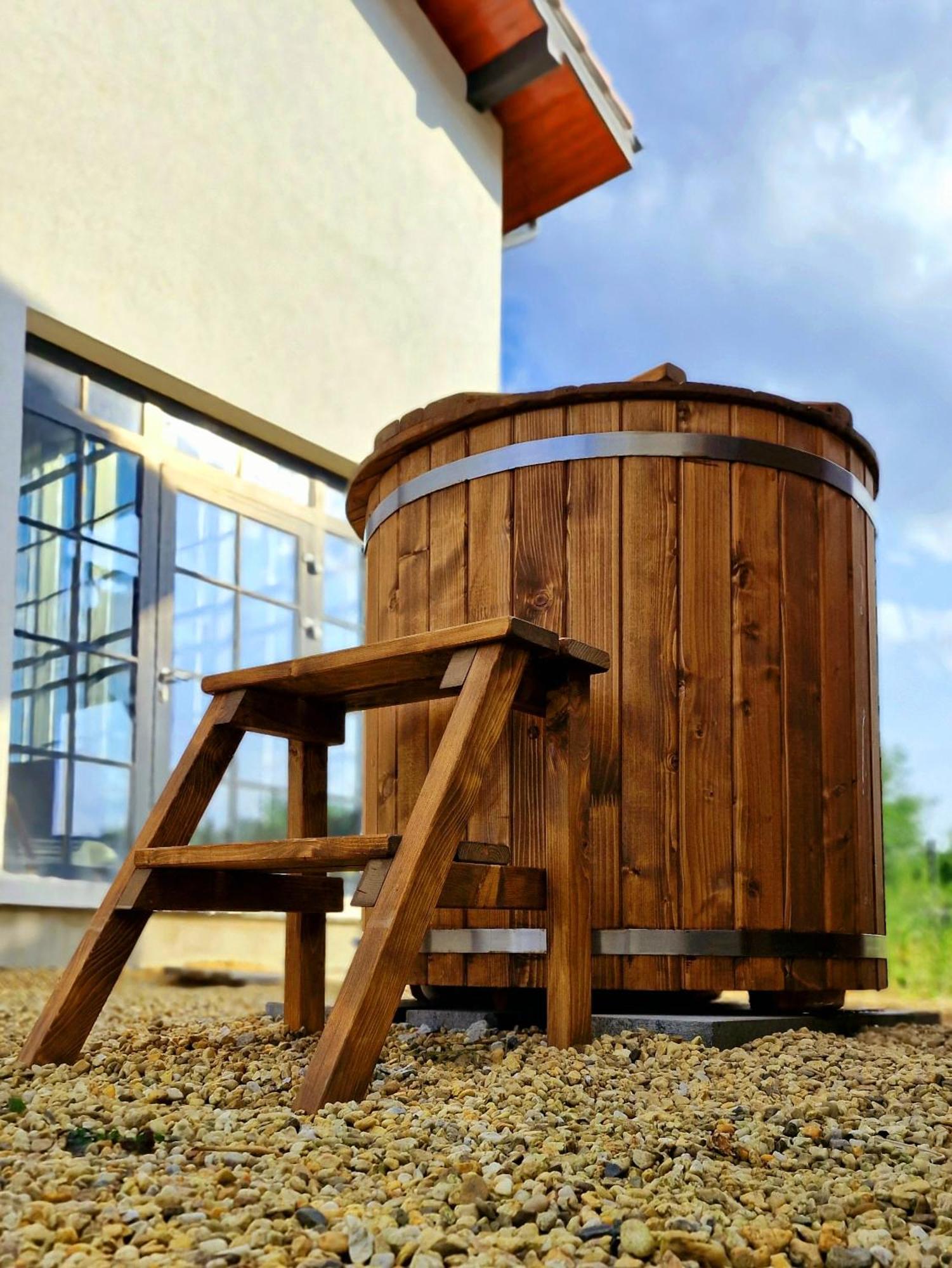 Boutique Odyseja & Spa Ciechocinek Buitenkant foto A wooden hot tub
