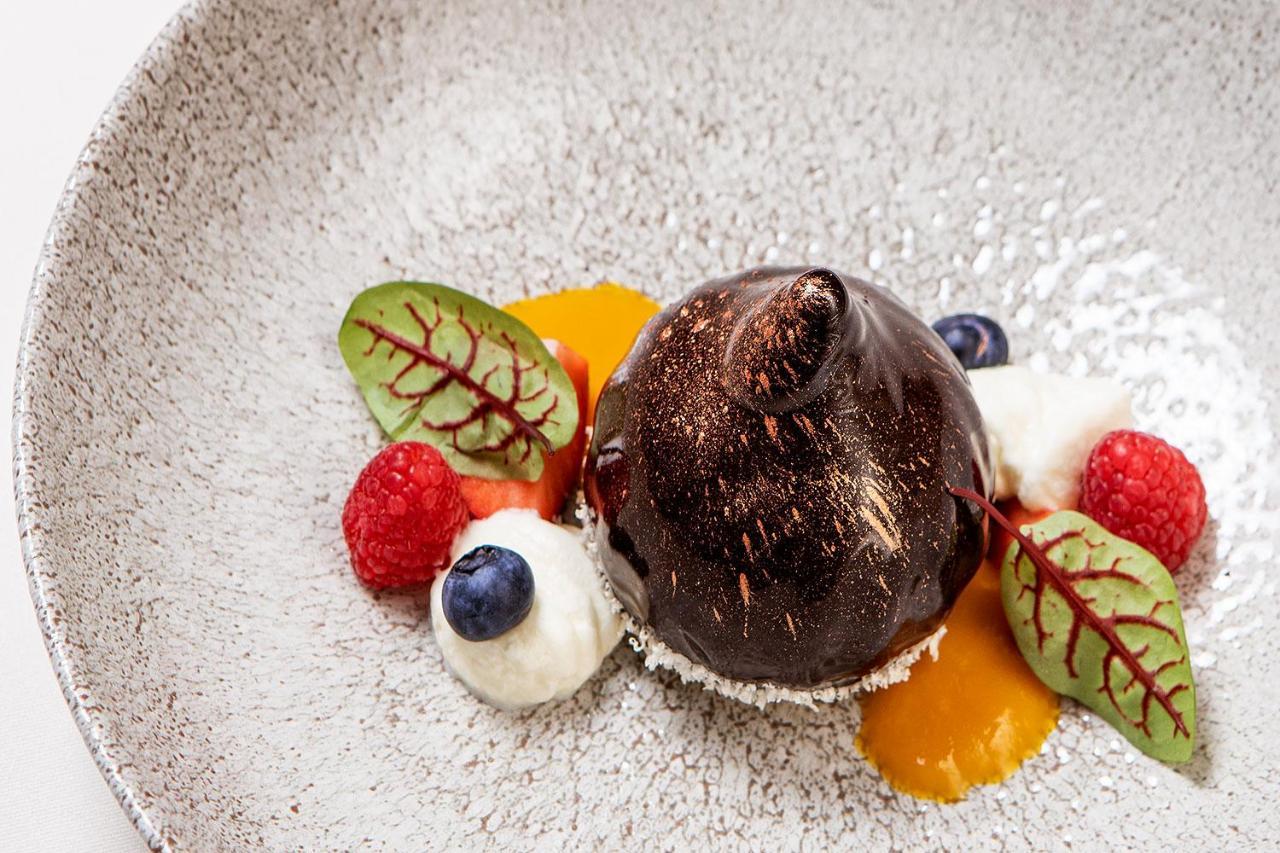 Boutique Odyseja & Spa Ciechocinek Buitenkant foto A chocolate dessert