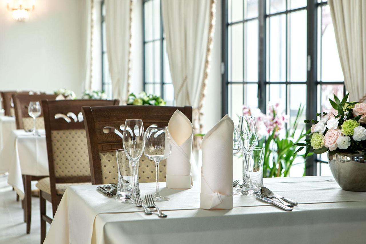 Boutique Odyseja & Spa Ciechocinek Buitenkant foto A table set for fine dining