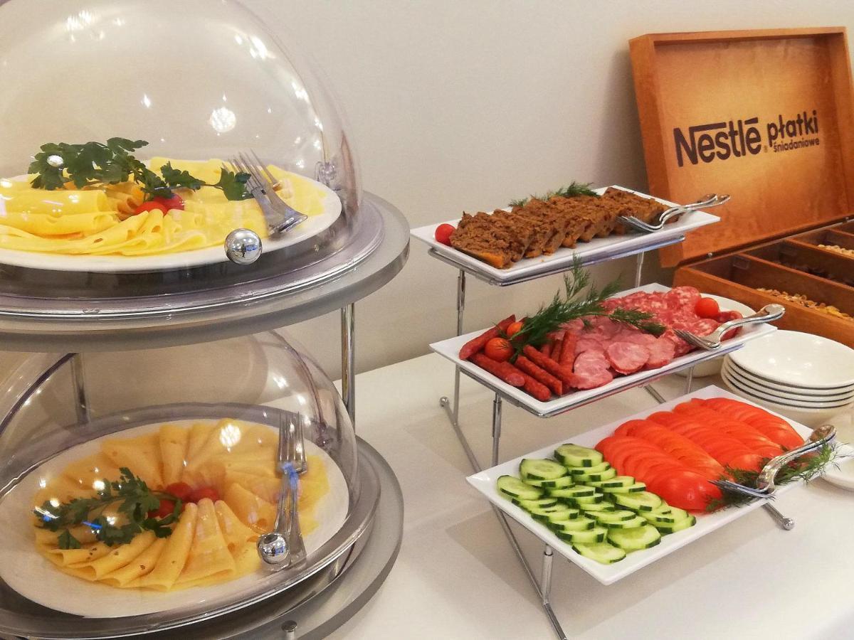 Boutique Odyseja & Spa Ciechocinek Buitenkant foto A buffet with a selection of food